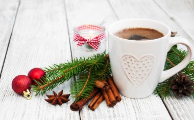 Fincan kahve ve Noel dekorasyon