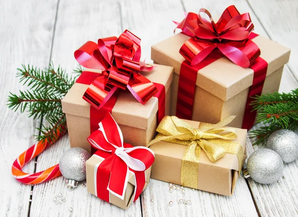 Рождественская подарочная коробка и украшения — стоковое фото