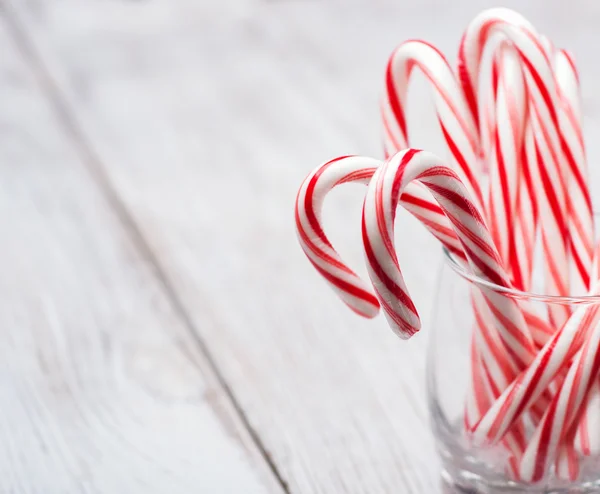 クリスマスのお菓子とガラスを杖します。 — ストック写真