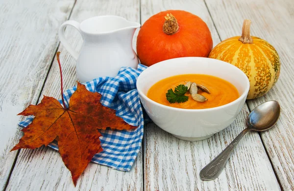 stock image Pumpkin soup with fresh pumpkins