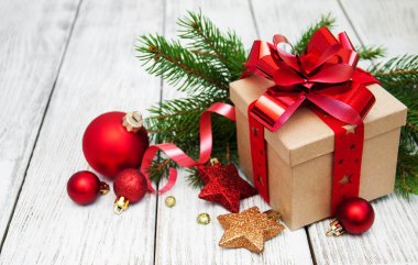 Noel hediyesi kutusu ve süslemeler.