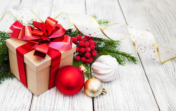 Рождественская подарочная коробка и шары — стоковое фото