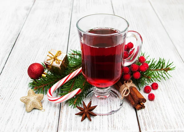 Sıcak mulled şarap ve Noel süsleri — Stok fotoğraf
