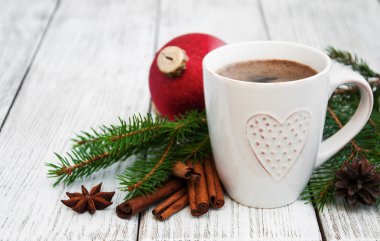 Fincan kahve ve Noel dekorasyon