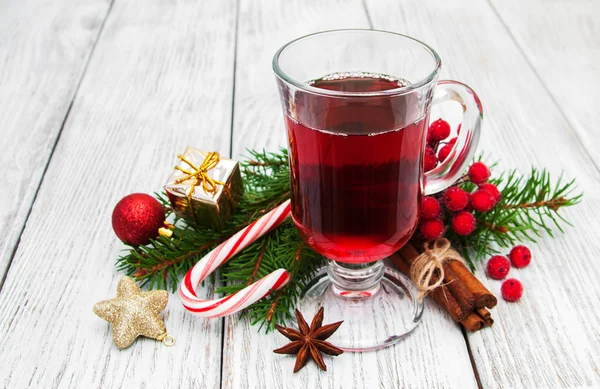 뜨거운 mulled 와인 및 크리스마스 훈장 — 스톡 사진
