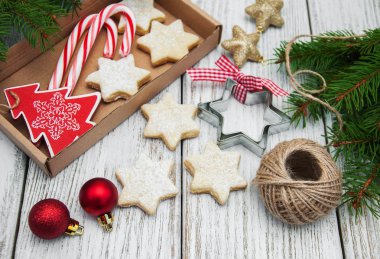 Noel kurabiyeleri masada.