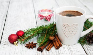 Fincan kahve ve Noel dekorasyon