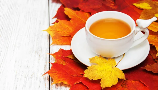 sıcak çay ve sonbahar yaprakları