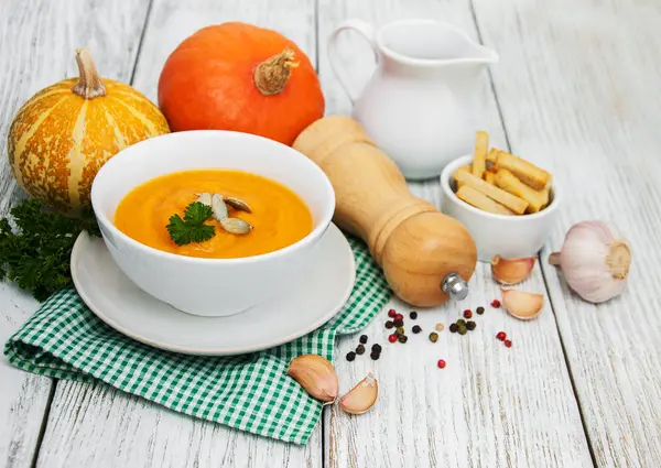 新鮮なカボチャとカボチャのスープ — ストック写真