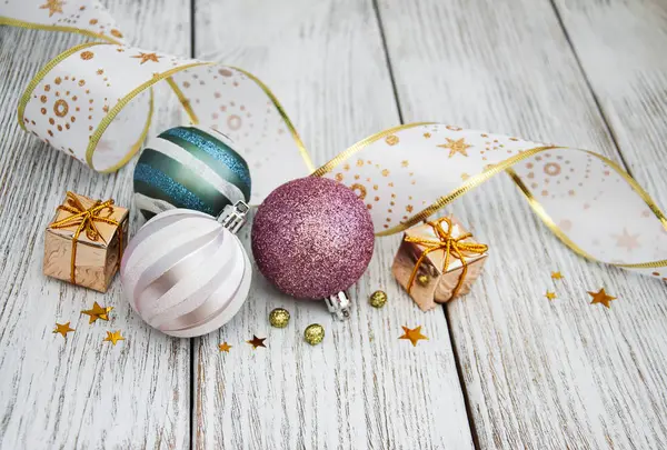 Bolas de Navidad en una mesa —  Fotos de Stock