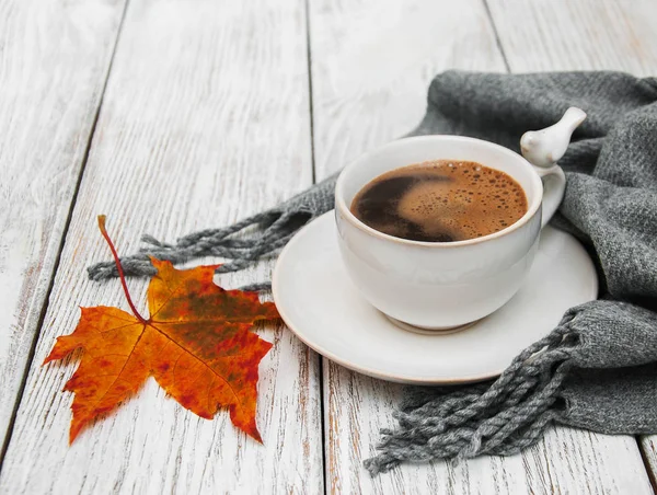 コーヒーと紅葉のカップ — ストック写真