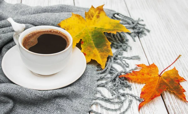 Kopje koffie en herfstbladeren — Stockfoto