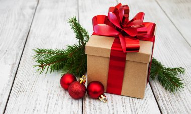 Noel hediyesi kutusu ve baloları.