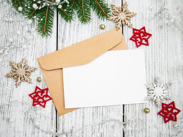 Briefumschlag mit Weihnachtsdekoration — Stockfoto