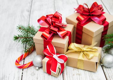 Noel hediyesi kutusu ve süslemeler.