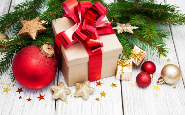 Noel hediyesi kutusu ve süslemeler.