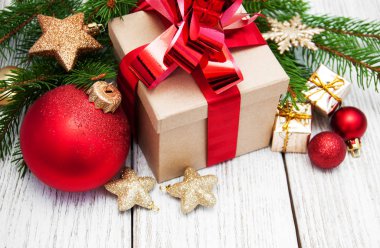 Noel hediyesi kutusu ve süslemeler.