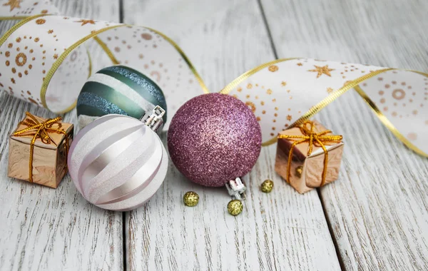 Bolas de Navidad en una mesa —  Fotos de Stock