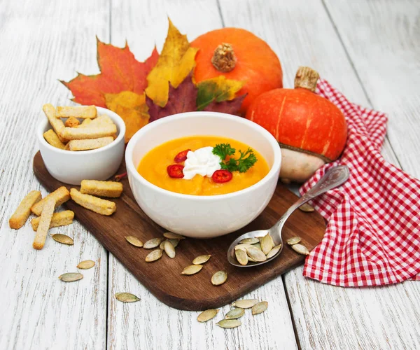 Kürbissuppe mit frischen Kürbissen — Stockfoto