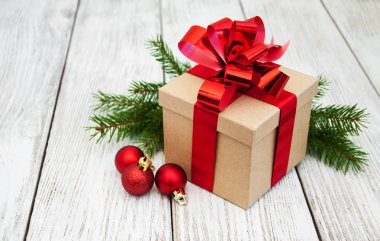 Noel hediyesi kutusu ve baloları.