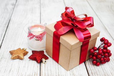 Noel hediyesi kutusu ve süslemeler.