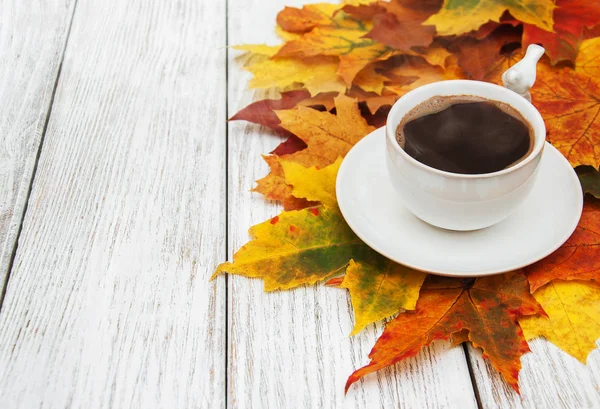 Taza de café y hojas de otoño — Foto de Stock