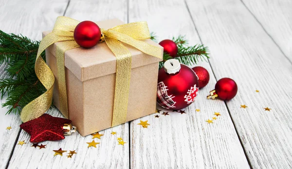 Vánoční dárkové krabice a míče — Stock fotografie
