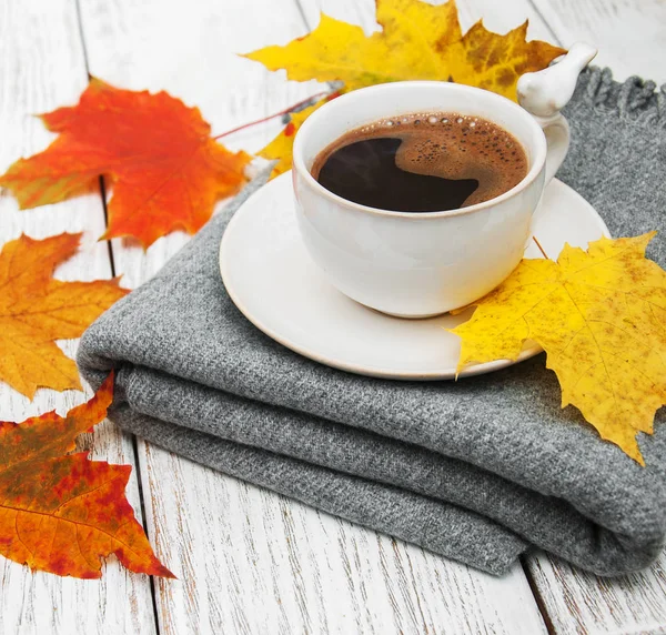 Taza de café y hojas de otoño — Foto de Stock