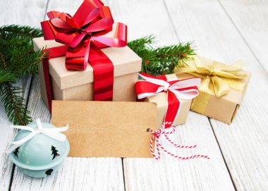 Noel hediyesi kutusu ve süslemeler.