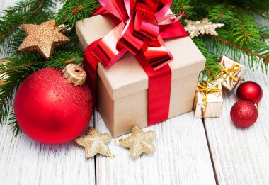 Noel hediyesi kutusu ve süslemeler.