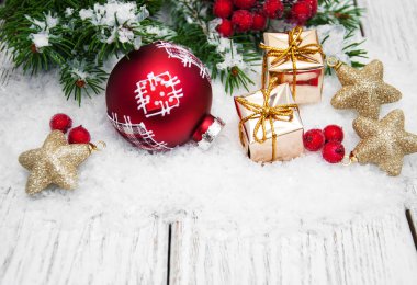 Noel süslemeleri karda