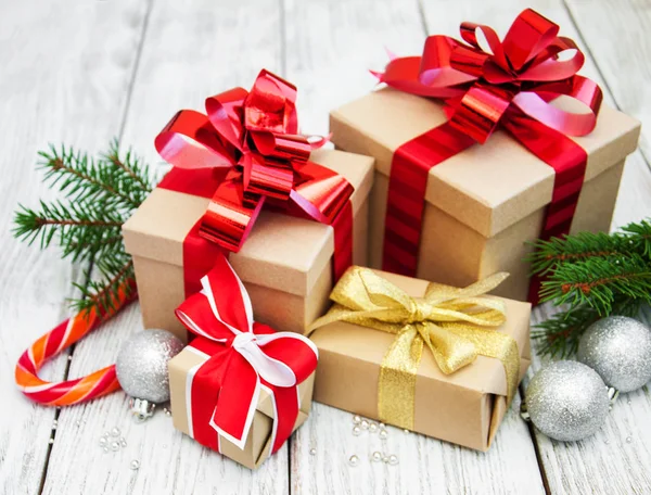 Рождественская подарочная коробка и украшения — стоковое фото