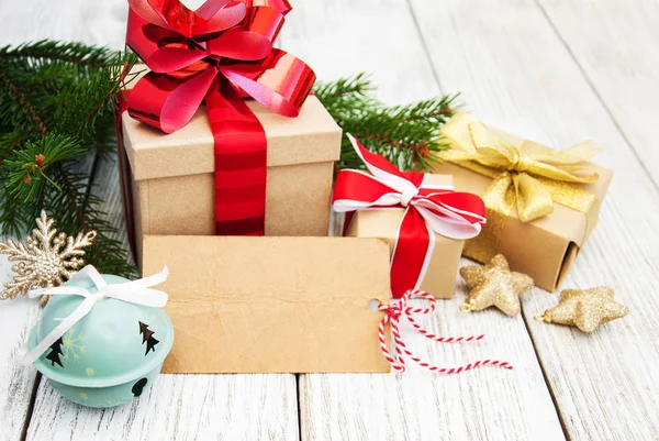 Χριστουγεννιάτικο κουτί δώρου και διακοσμήσεις — Φωτογραφία Αρχείου