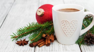 Fincan kahve ve Noel dekorasyon