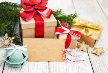 Noel hediyesi kutusu ve süslemeler.