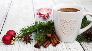 Fincan kahve ve Noel dekorasyon