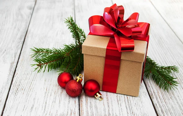 Caja de regalo de Navidad y bolas —  Fotos de Stock