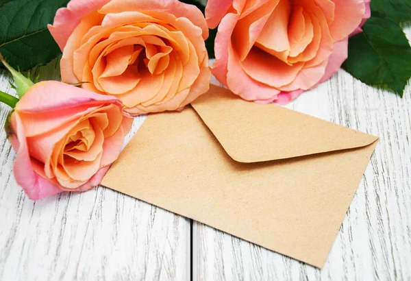 Pembe güller ve zarf