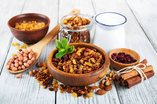 Ev yapımı fındıklı granola.