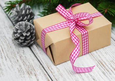 Noel hediyesi kutusu ve süslemeler.