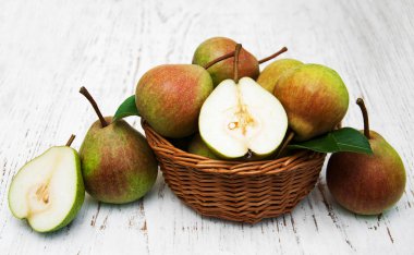 Sepet ile taze armut 