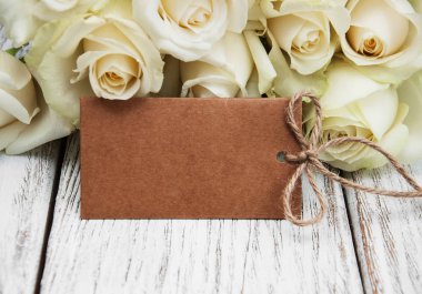 Etiketi ile beyaz güller