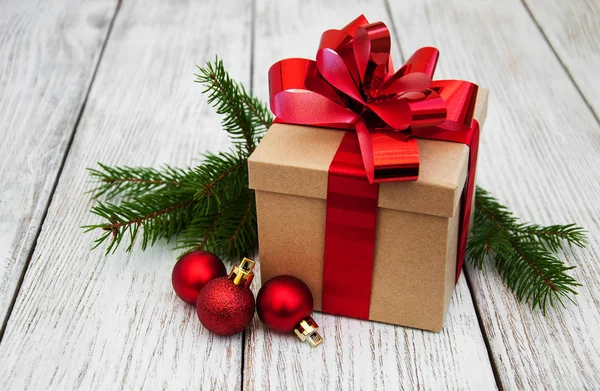 Χριστουγεννιάτικο κουτί δώρου και μπάλες — Φωτογραφία Αρχείου