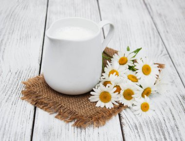 süt ve papatya çiçeği ile sürahi