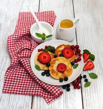 süzme peynirli gözleme çilek ile