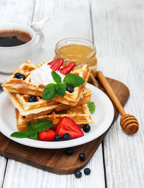 Waffles with strawberries,  blueberry and coffee — Stock Photo, Image
