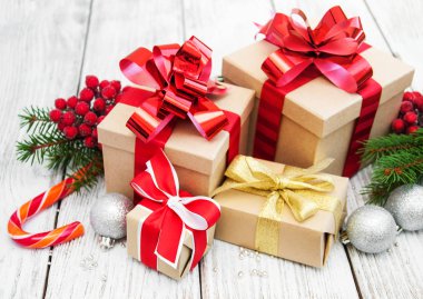 Noel hediyesi kutusu ve süslemeler.