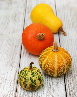 Balkabakları masanın üstünde.