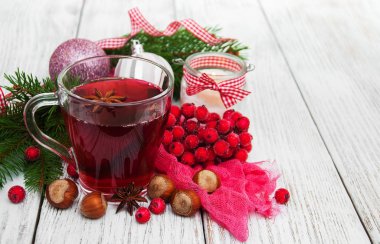 sıcak mulled şarap ve Noel süsleri