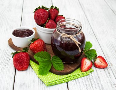 Çilek reçeli ve taze çilek.